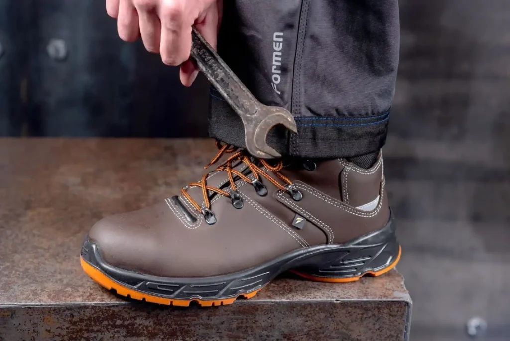 Emirates oil industry which work shoes will stand up to the extreme conditions