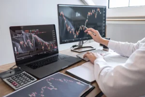CFDs vs Traditional Trading What Works Best for UAE Residents
